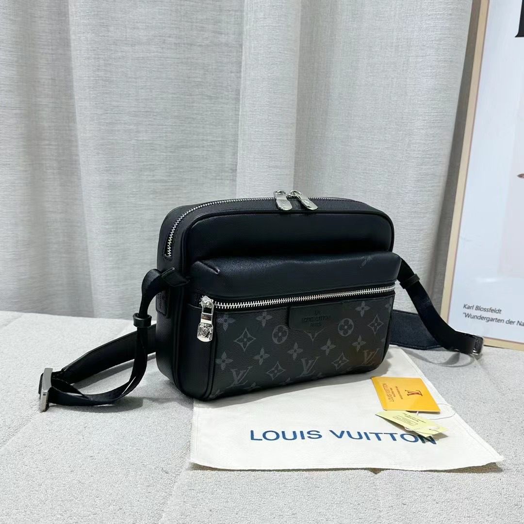 LOUIS VUITTON OUTDOOR MESSENGER