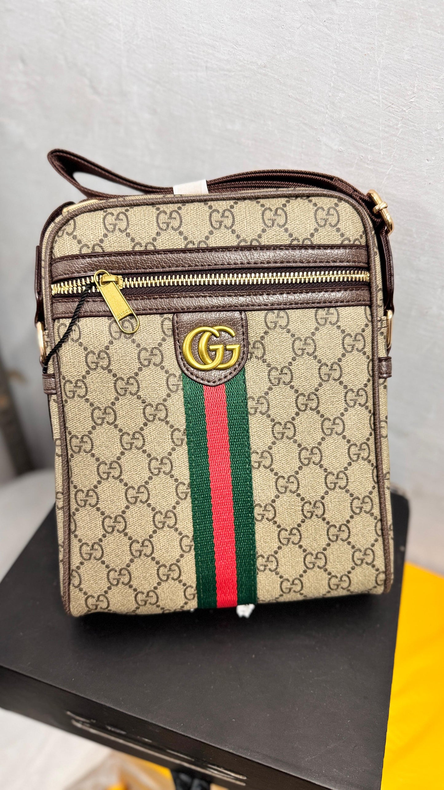 ASSORTED BRANDED LEATHERITE MENS SIDERS