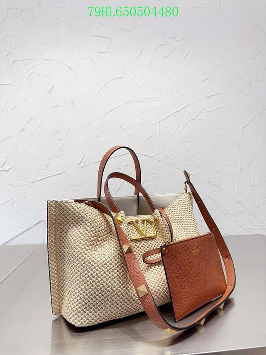 VALENTINO V LOGO STRAW PLAQUE TOTE BAG