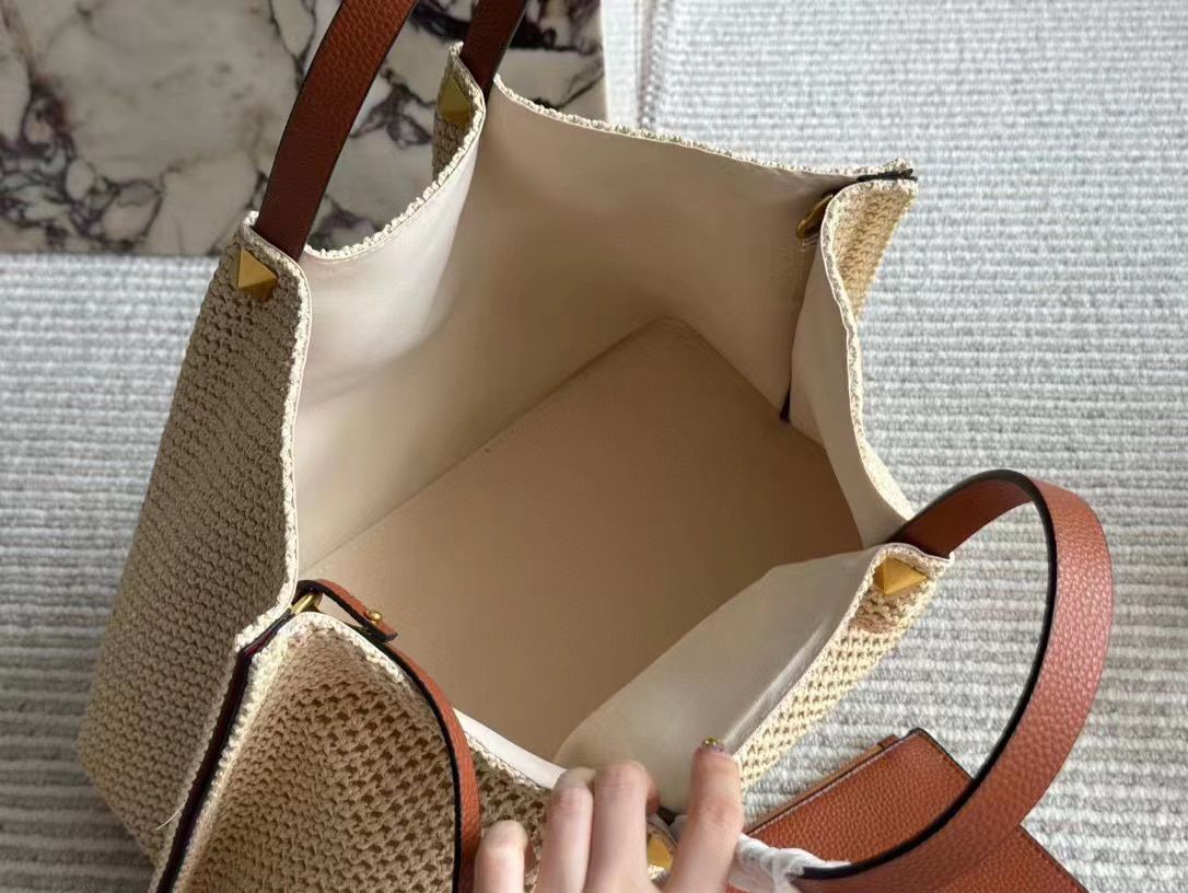 VALENTINO V LOGO STRAW PLAQUE TOTE BAG