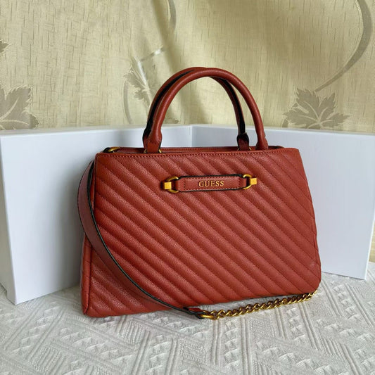 GUESS SELA QUILTED HANDBAG