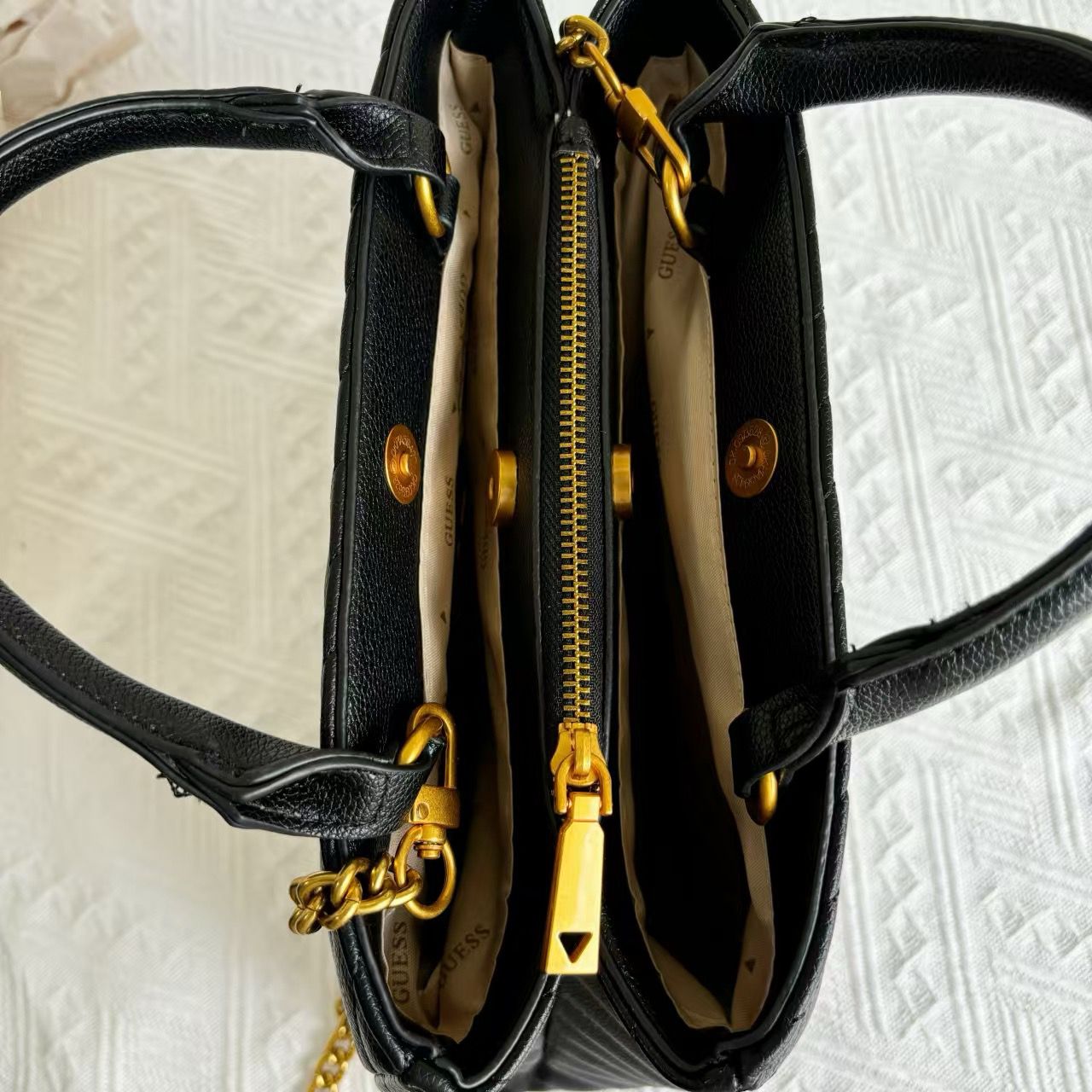 GUESS SELA QUILTED HANDBAG