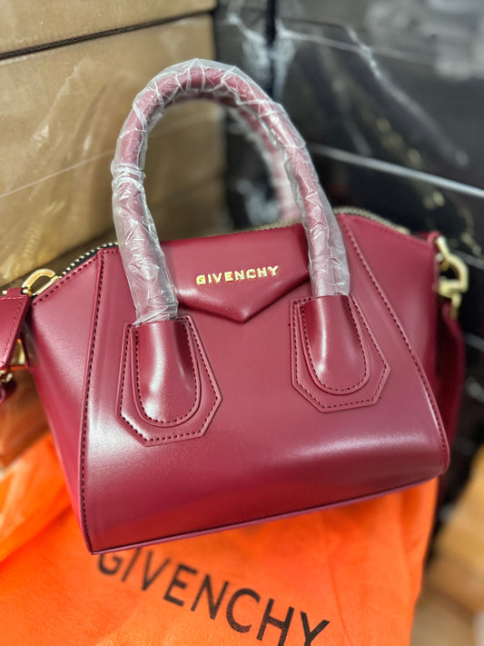 GIVENCHY ANTIGONA LEATHER STRUCTURED HANDBAG