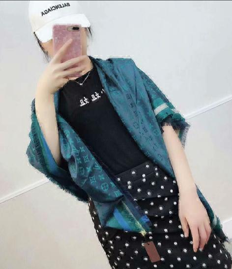 LOUIS VUITTON SEMI WOOLLEN STOLE