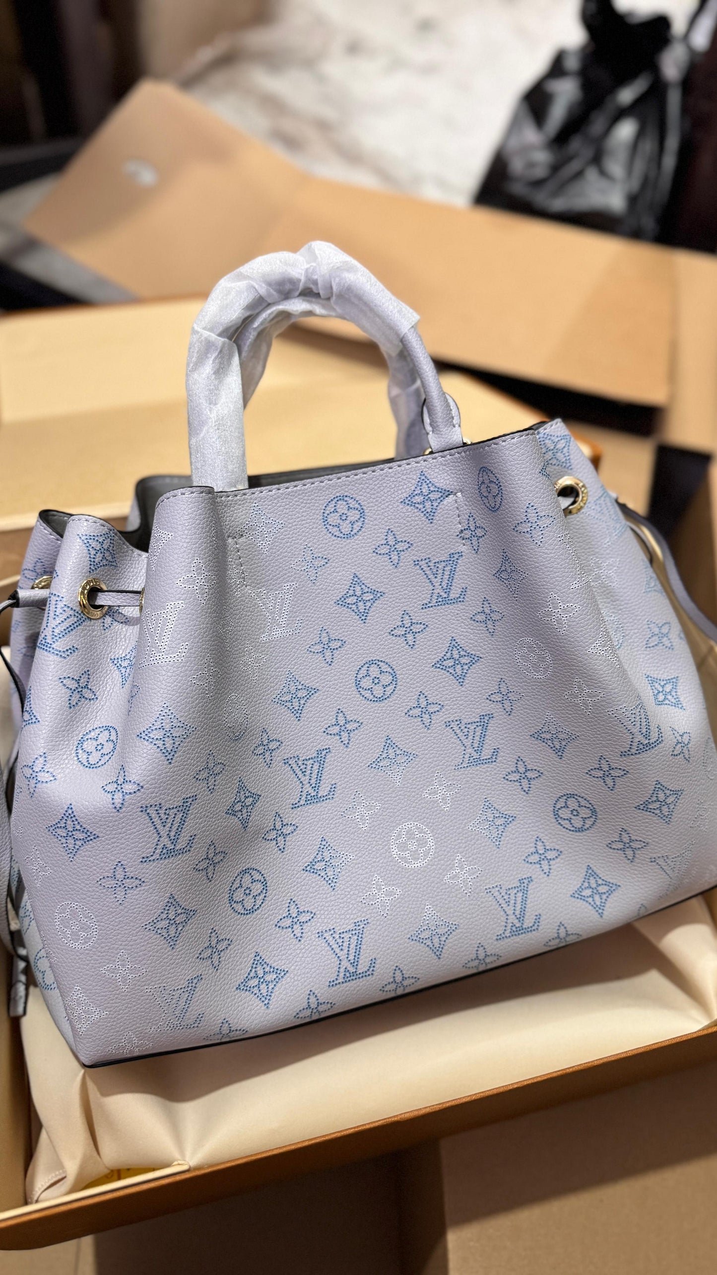 LOUIS VUITTON MAHINA BELLA TOTE
