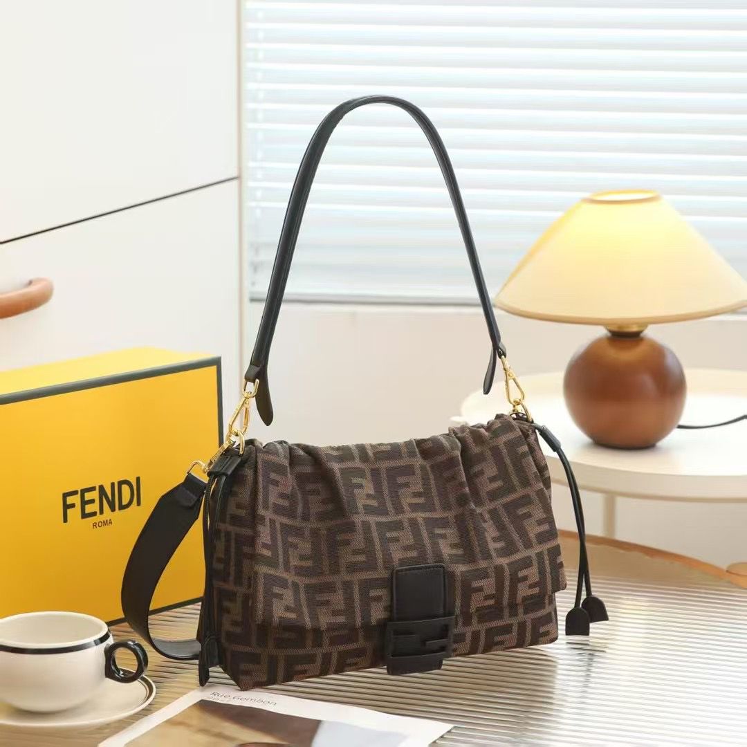 FENDI MAMMA BAGUETTE BAG