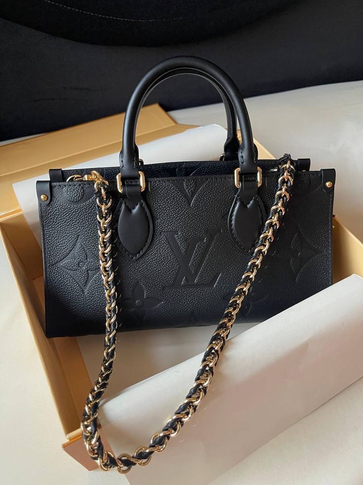 LOUIS VUITTON ON THE GO EAST WEST MONOGRAM