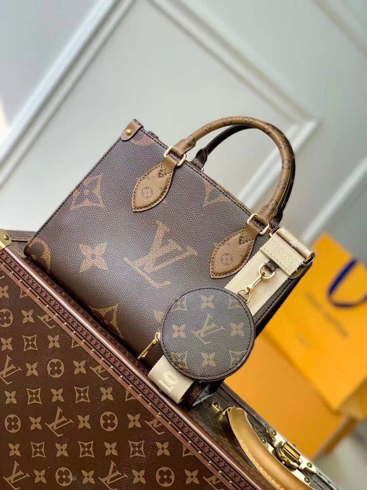 LOUIS VUITTON POCHETTE ON THE GO