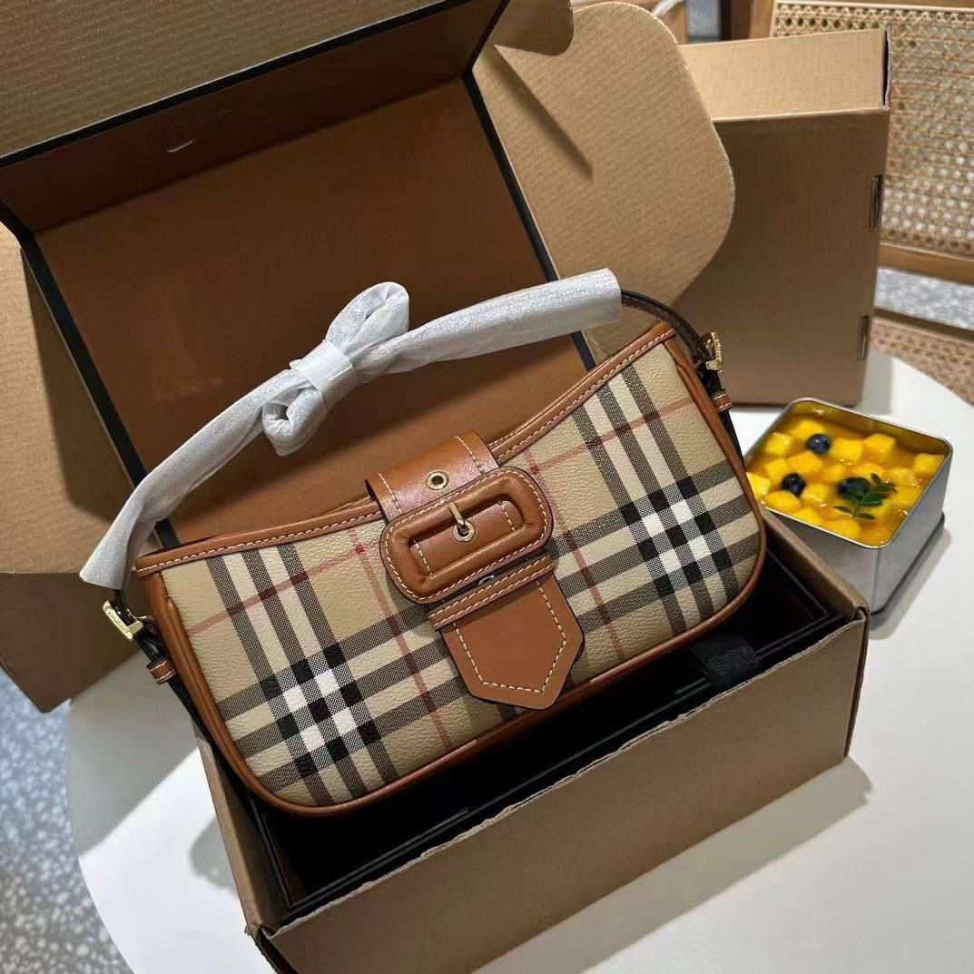 BURBERRY SHOULDER VINTAGE SLEEK AND TRENDY BAG